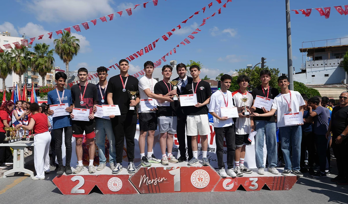 Tarsus&rsquo;ta 19 Mayıs coşkusu, gen&ccedil; sporcular &ouml;d&uuml;llendirildi