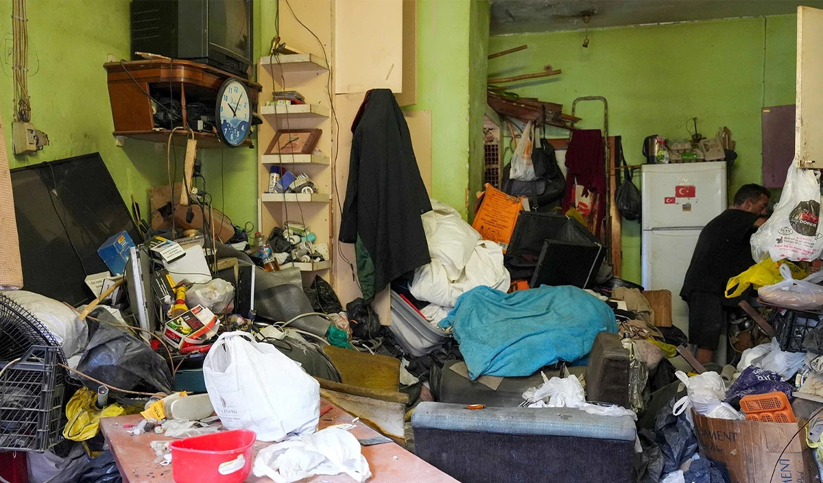Tarsus'ta bir evden 28 ton çöp çıkarıldı