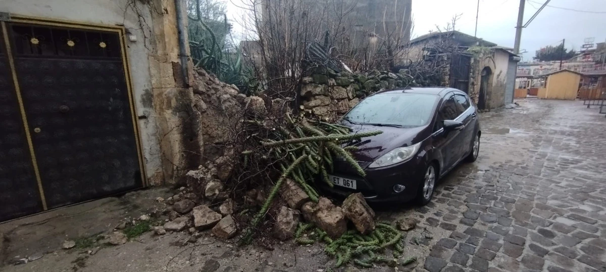 Tarsus'ta duvar &ccedil;&ouml;kt&uuml;, park halindeki ara&ccedil; zarar g&ouml;rd&uuml;