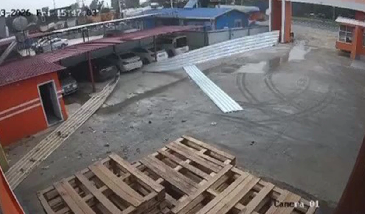 Tarsus&rsquo;ta etkili olan r&uuml;zgar bir iş yerinin &ccedil;atısını u&ccedil;urdu