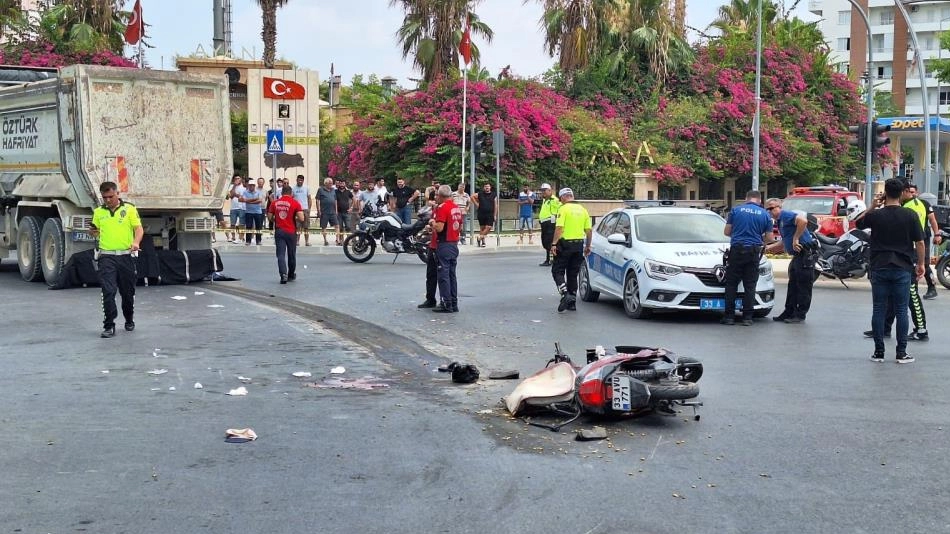 Tarsus'ta kamyon ile motosiklet çarpıştı: 1 ölü, 1 yaralı