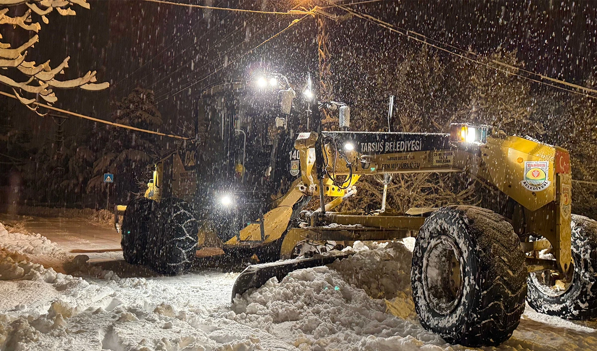 Tarsus&rsquo;ta karla m&uuml;cadele: Ekipler gece boyunca sahadaydı