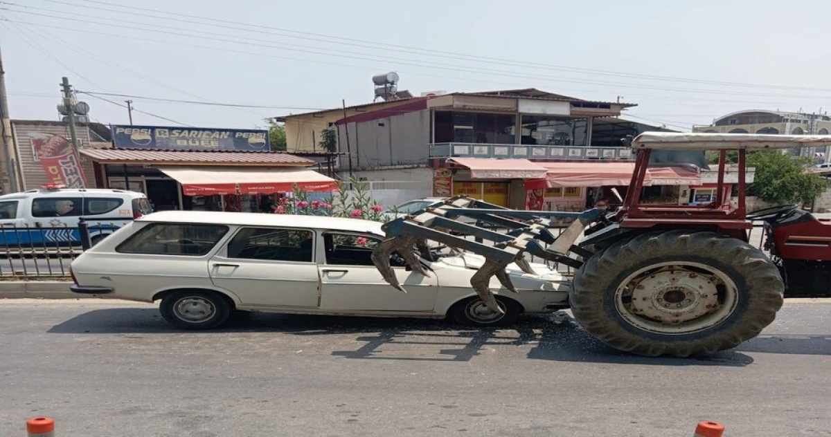 Tarsus'ta otomobil traktöre arkadan çarptı: 2 yaralı