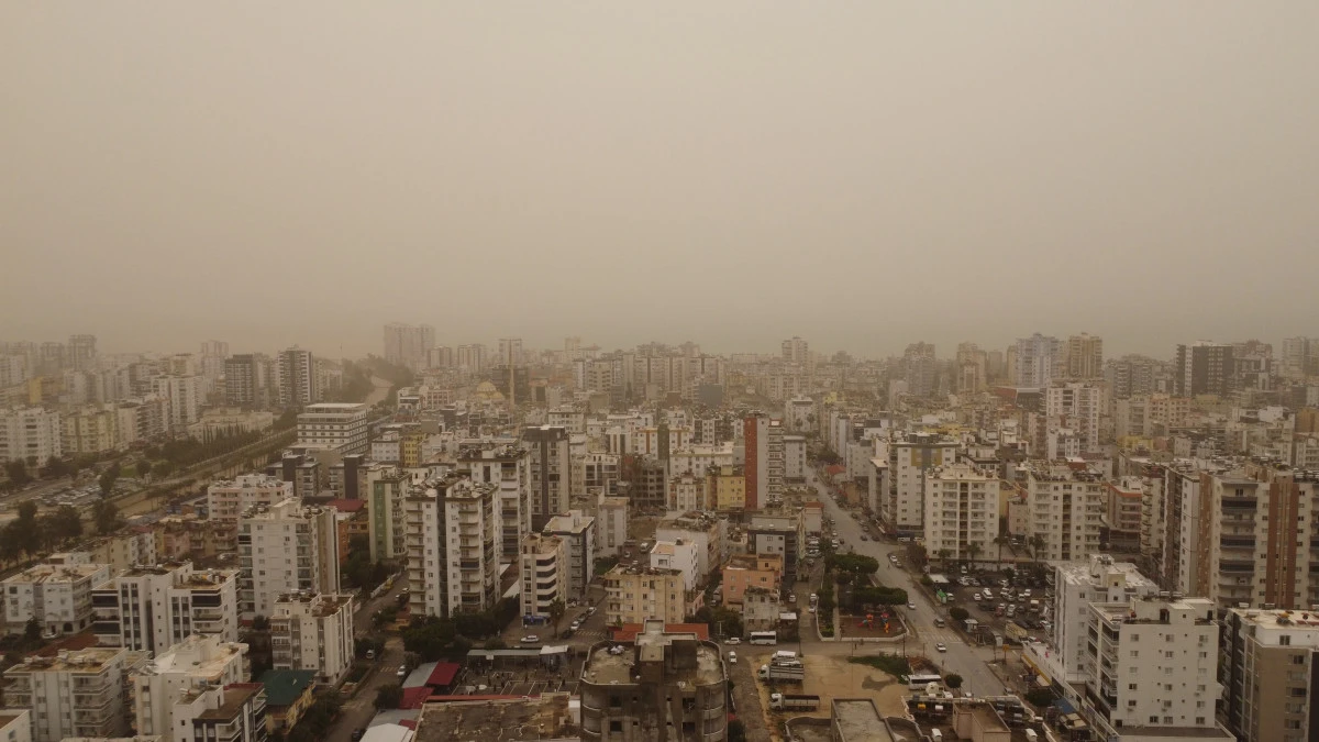  Toz &ccedil;evreyi kapladı: G&ouml;r&uuml;ş mesafesi d&uuml;şt&uuml;, hava kızıla d&ouml;nd&uuml;