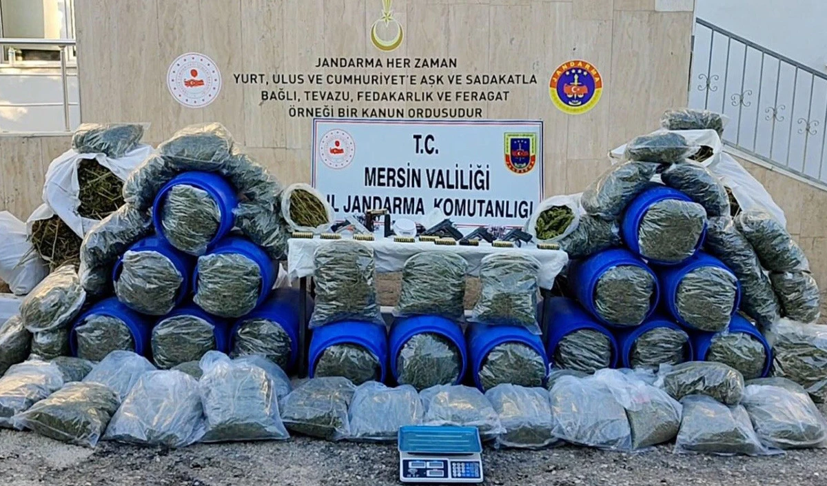 Uyuşturucu satıcılarına şafak operasyonu: Yüzlerce kilo uyuşturucu ve 5 tabanca ele geçirildi