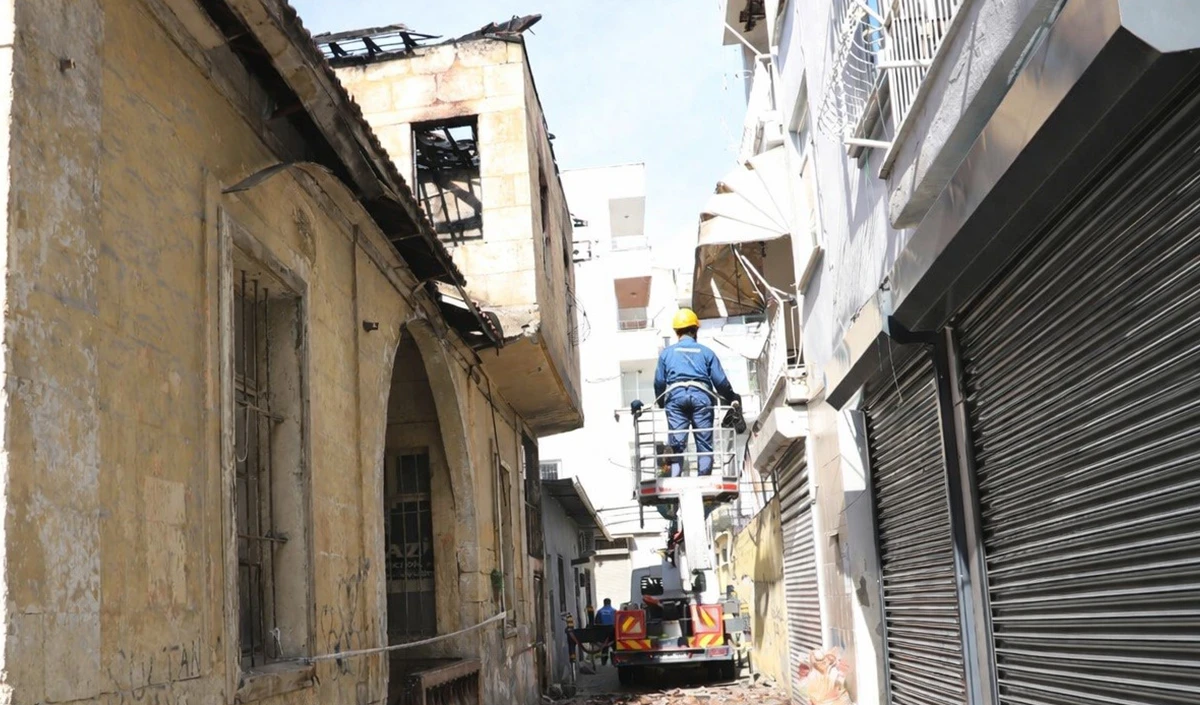 Yangında zarar g&ouml;ren tarihi Mersin evinin &ccedil;atısı temizlendi