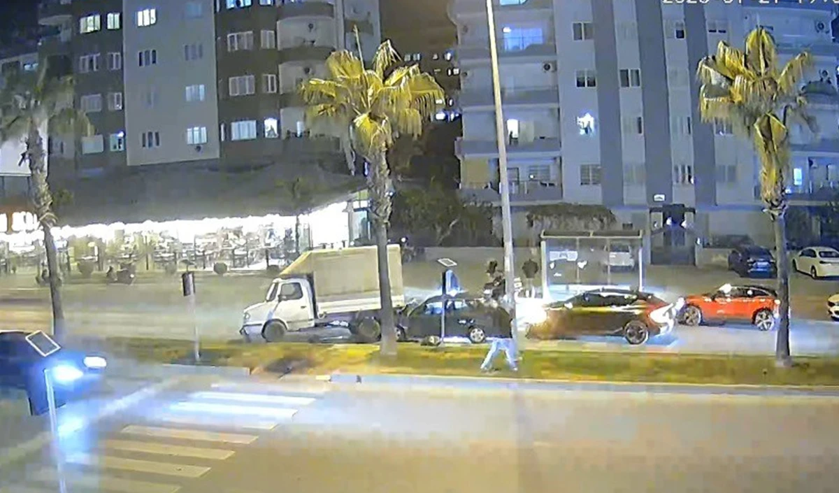 Yayaya yol vermek isterken zincirleme kazaya neden oldu