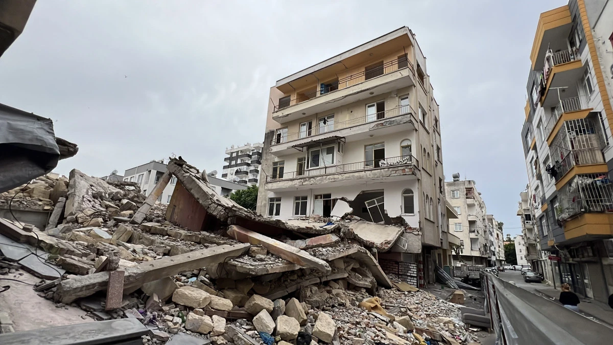 Yıkımda zarar g&ouml;ren binanın sakinleri: "M&uuml;teahhide ulaşamıyoruz"