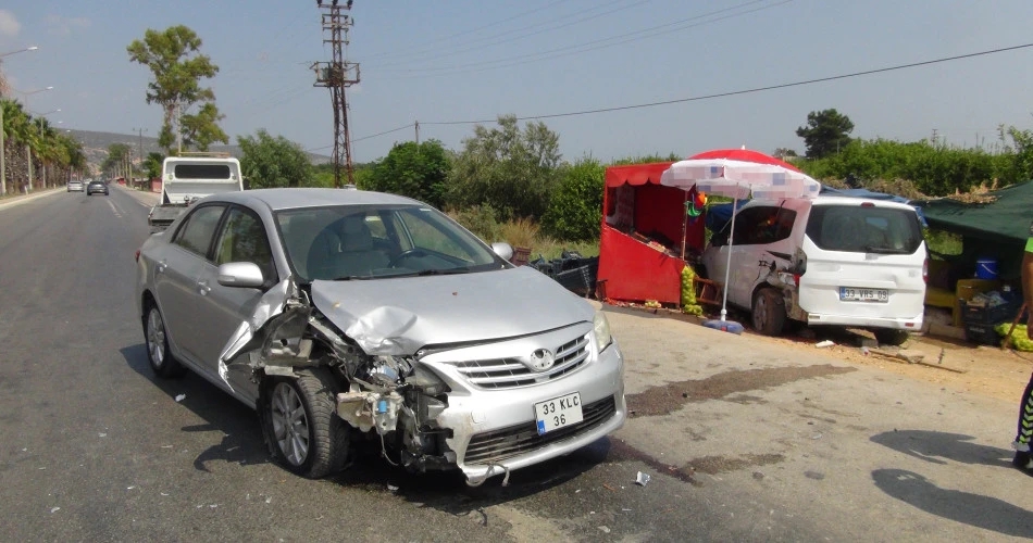 Yol kenarında duran otomobile çarpan aracın sürücüsü kaçtı