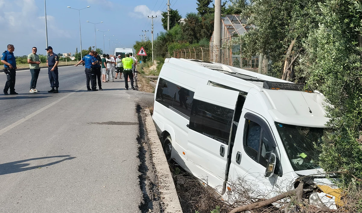 Yolcu minib&uuml;s&uuml;nde dehşet anları kamerada: Ka&ccedil;ırdığı minib&uuml;sle kaza yapıp &ouml;ld&uuml;