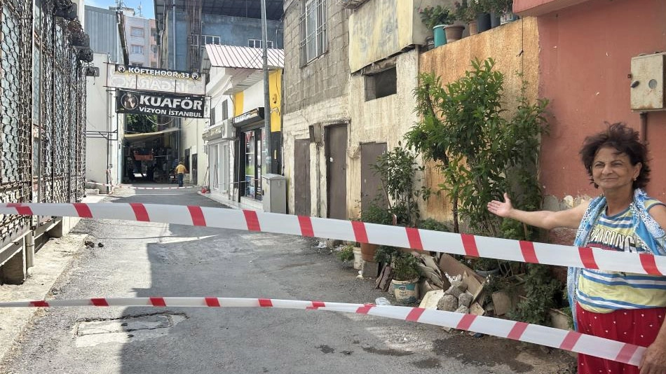 Yoldaki çökmeler evleri tehdit etmeye başladı