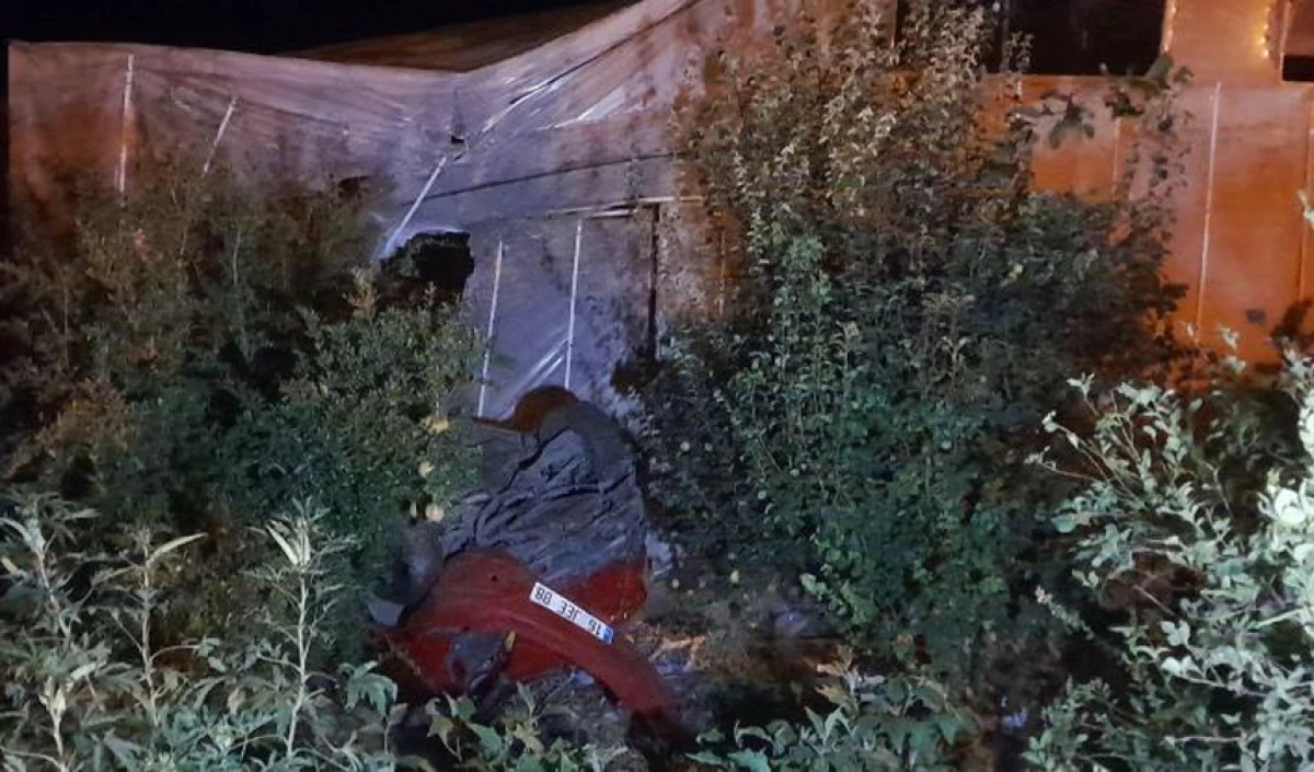 Yoldan çıkan otomobil seraya çarptı: 5 yaralı