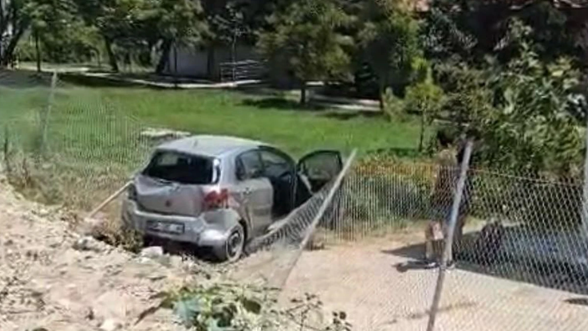 Zincirleme kazada otomobil enstit&uuml;n&uuml;n bah&ccedil;esine d&uuml;şt&uuml;: 3 yaralı