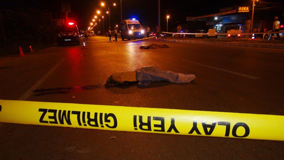 Mersin’de motosiklet kamyonun altında kaldı: 2 ölü, 1 ağır yaralı
